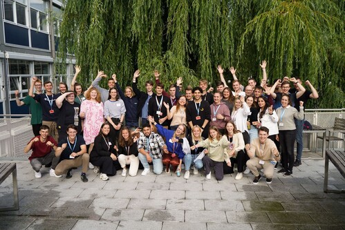 Ein Gruppenfoto vom Azubi Jahrgang 2023 auf dem Otto Campus
