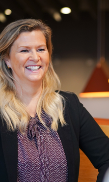 Unsere Teamleiterin aus dem HR unterhält sich mit einer Kollegin