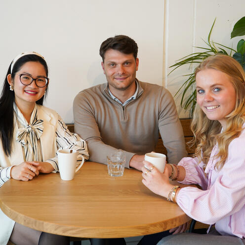 Unsere Studis im Social Space beim Kaffeetrinken Drei unserer Werkstudent*innen sind beim Kaffeetrinken im Social Space auf dem Campus