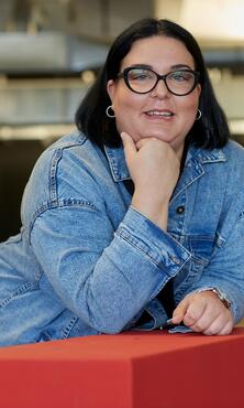 Kundenberaterin im Call Center lächelt in die Kamera