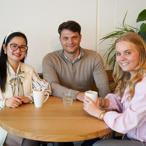 Unsere Studis im Social Space beim Kaffeetrinken Drei unserer Werkstudent*innen sind beim Kaffeetrinken im Social Space auf dem Campus