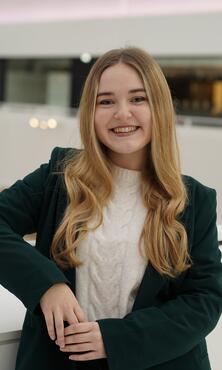 Unsere Junior HR-Managerin lächelt in die Kamera