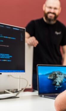 Software-Entwickler arbeiten als Team an der Weiterentwicklung unserer Plattform