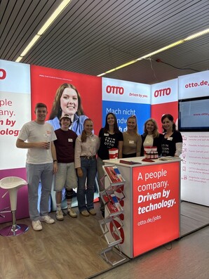 Ein Gruppenbild von der Vocatium Messe mit dem Team von OTTO