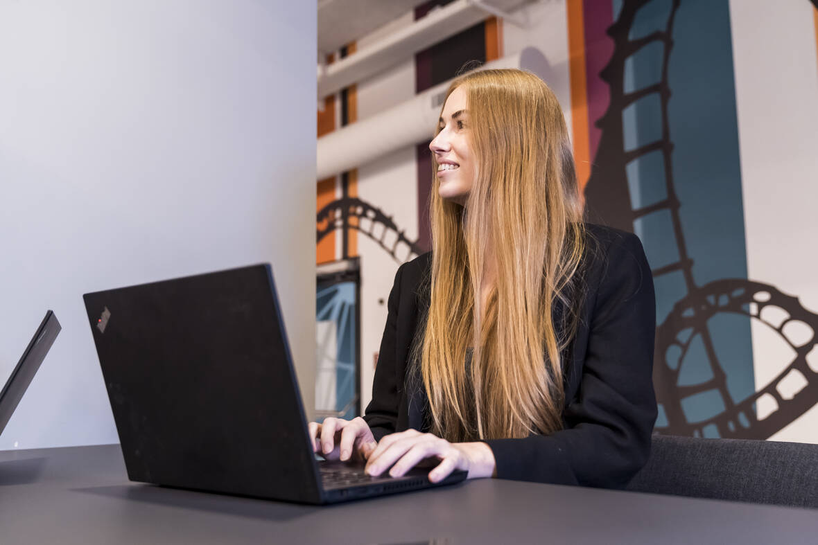 Wir leben ein flexibles und vernetztes Arbeiten, das durch eine aktive und eigenverantwortliche Selbstgestaltung der Arbeitsorganisation sowie ein übergreifendes Arbeiten geprägt ist. Social Spaces, Desk-Sharing und Think Tanks fördern das kollaborative Arbeiten. Wir leben die hybride Zusammenarbeit. Wir arbeiten von zuhause, vom OTTO Campus und von überall in Deutschland, wo wir ideale Bedingungen für unsere Arbeit finden.