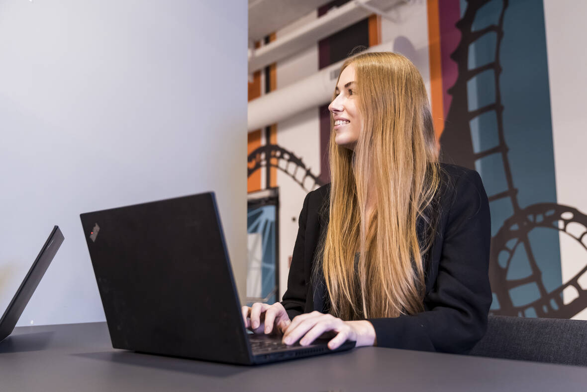 We live a flexible and networked way of working, which is characterized by an active and autonomous self-design of the work organization as well as an interdisciplinary way of working. We practice hybrid collaboration. You can work from home, from the Otto Group Campus or from any other location in Germany that offers ideal working conditions. On which days and how often do you work remotely or on campus? That's a team decision. We use collaboration sprints to decide together how best to work together.