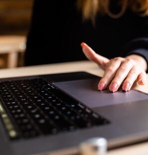 Ein Touchpad wird bedient