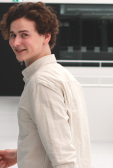 Timon mit Laptop im Büro auf dem Weg zu einem Meeting