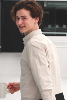 Timon mit Laptop im Büro auf dem Weg zu einem Meeting