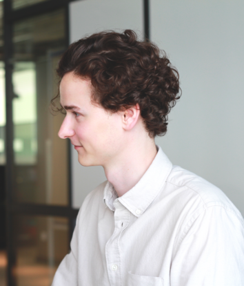 Timon sitzt vor dem Laptop