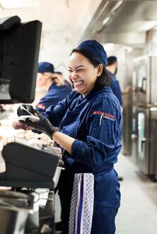 Fuanglada sorgt  für gute Laune beim Mittagessen. 