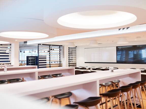 Sitzmöglichkeiten in der Elbe.