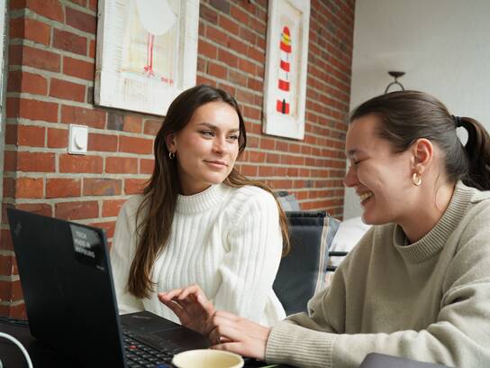 Louisa und Isabel während der Arbeit