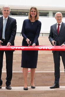Hamburgs Erster Bürgermeister Peter Tschentscher, Dr. Michael Otto und Katy bei der Eröffnung des neuen OTTO-Headquarters.