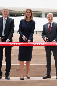 Hamburgs Erster Bürgermeister Peter Tschentscher, Dr. Michael Otto und Katy bei der Eröffnung des neuen OTTO-Headquarters.