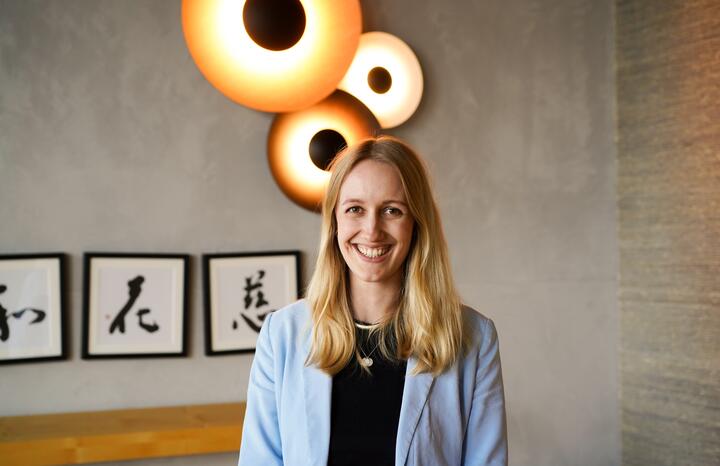 Unsere Kollegin lächelt herzlich in die Kamera Unsere Kollegin lächelt herzlich in die Kamera