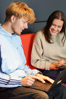 Unser Kollege Felix und unsere Kollegin Izzy