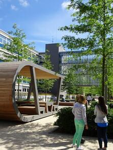 Der OTTO Boulevard ist mit vielen Grünflächen und Sitzgelegenheiten ausgestattet