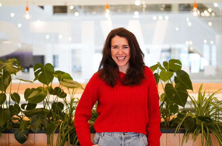 Unsere Kollegin lächelt herzhaft in die Kamera Unsere Kollegin lächelt herzhaft in die Kamera