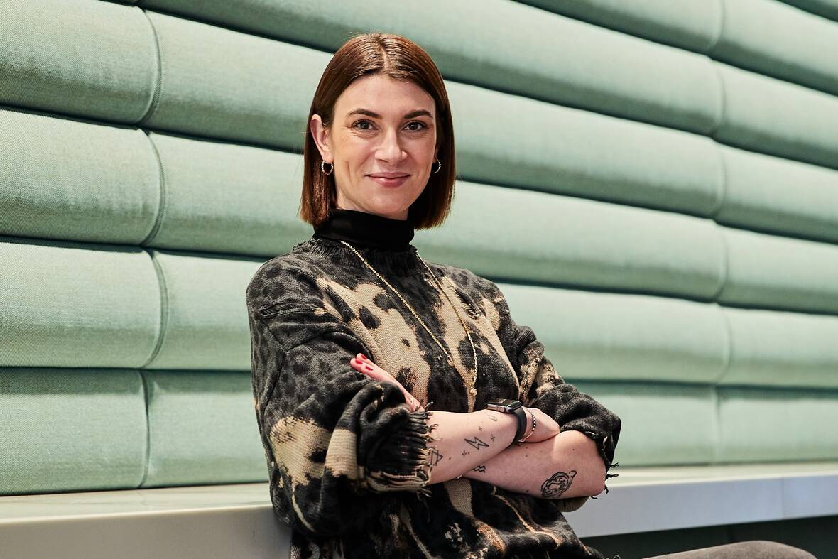 Wir suchen Einsteiger*innen für Junior und Sachbearbeiterpositionen, die direkt mit Verantwortung in den ersten Job einsteigen wollen. Persönlich zeichnet uns die Lust aus, uns ein Leben lang weiterzuentwickeln. Da gehört es auch dazu, mal andere Wege auszuprobieren und offen für Veränderungen zu sein. Mut, Verantwortung und Fairness gehen bei uns Hand in Hand. 