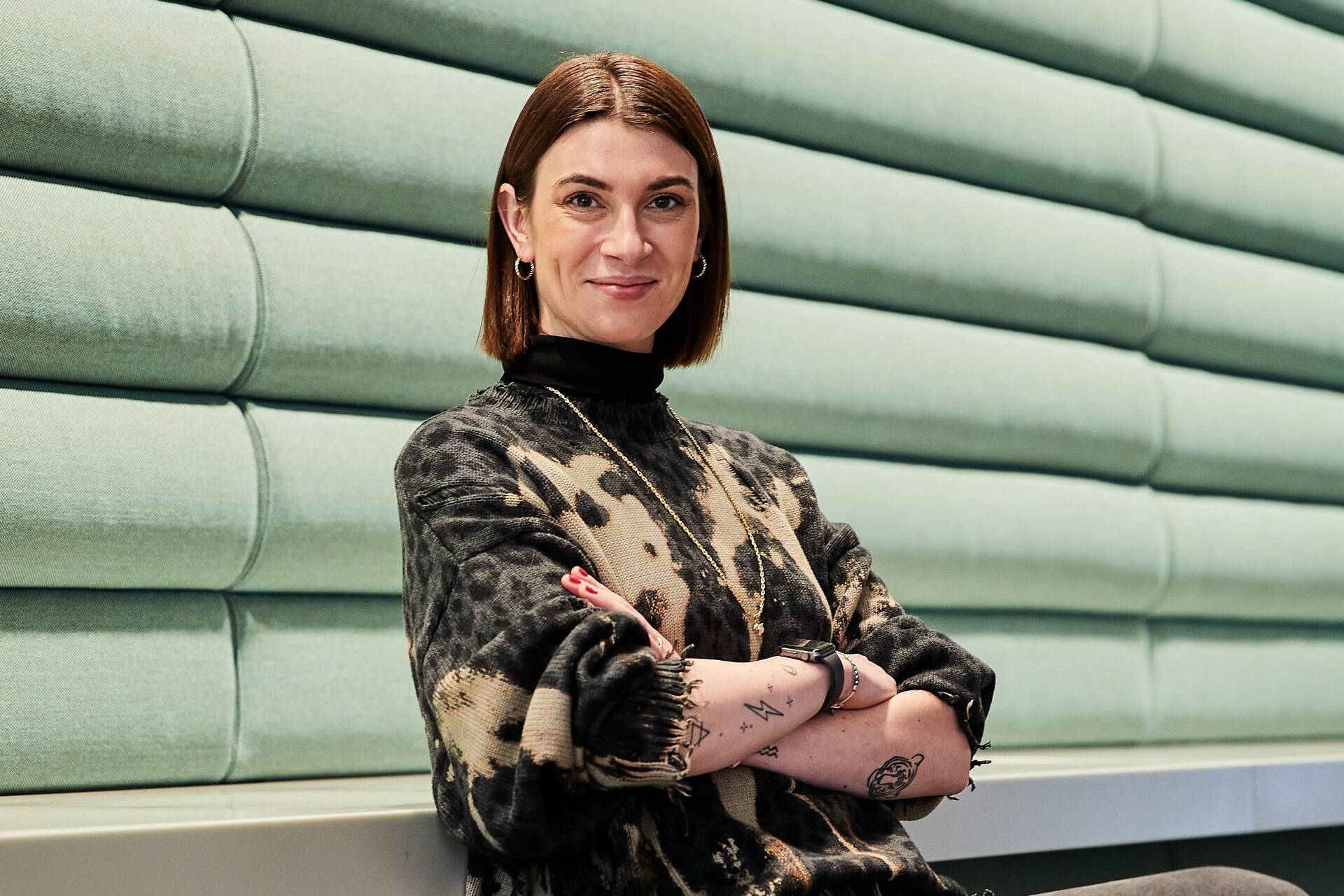 Wir suchen Einsteiger*innen für Junior und Sachbearbeiterpositionen, die direkt mit Verantwortung in den ersten Job einsteigen wollen. Persönlich zeichnet uns die Lust aus, uns ein Leben lang weiterzuentwickeln. Da gehört es auch dazu, mal andere Wege auszuprobieren und offen für Veränderungen zu sein. Mut, Verantwortung und Fairness gehen bei uns Hand in Hand. 