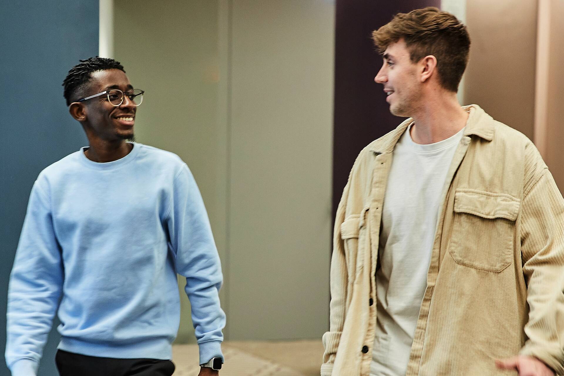 Die ersten Tage im neuen Job sind immer mit vielen Eindrücken verbunden. Wir geben dir Zeit das Team und den Campus in Hamburg kennenzulernen, dich einzuleben und anzukommen. Neben dem Organisatorischen steht natürlich auch das Vernetzen im Vordergrund.