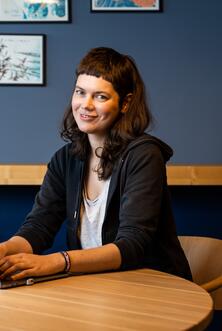 Unsere Kollegin Constanze bei der Arbeit als Softwareentwicklerin