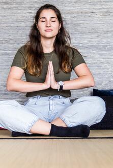 Unsere Kollegin Sophie meditiert