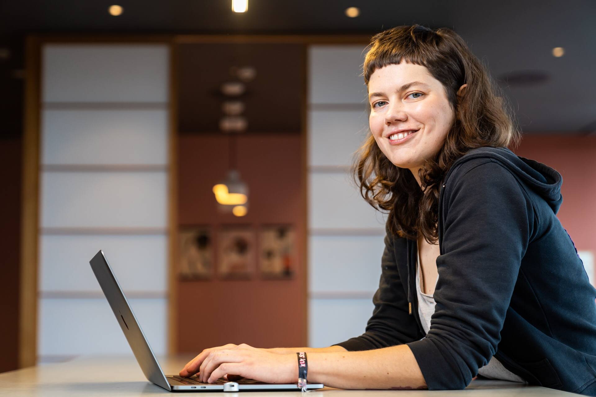 Wir leben hybride Zusammenarbeit: Wir können 50% unserer monatlichen Arbeitszeit remote arbeiten. Unsere Teams entscheiden dabei gemeinsam mit ihrer Führungskraft, wie sie das Gleichgewicht aus Präsenzzeiten vor Ort und mobilem Arbeiten gestalten. Und wer mobil arbeitet, kann das bei uns auch aus dem europäischen Ausland tun und das Arbeiten so zum Beispiel mit Urlaubsreisen verbinden. Es können bis zu 30 Arbeitstage pro Kalenderjahr und maximal 10 Arbeitstage pro Land mobil gearbeitet werden.