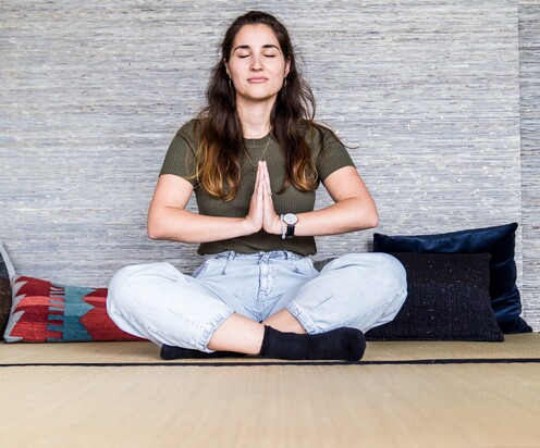 Unsere Kollegin Sophie meditiert