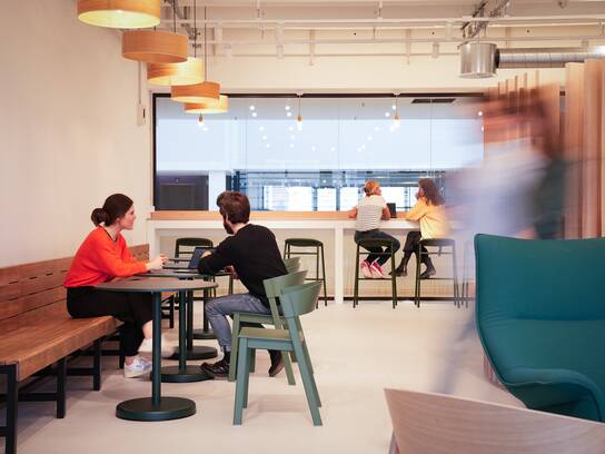 Offene Decken und cleane Farben sorgen für den typischen Industrial Style im neuen OTTO-Headquarter.