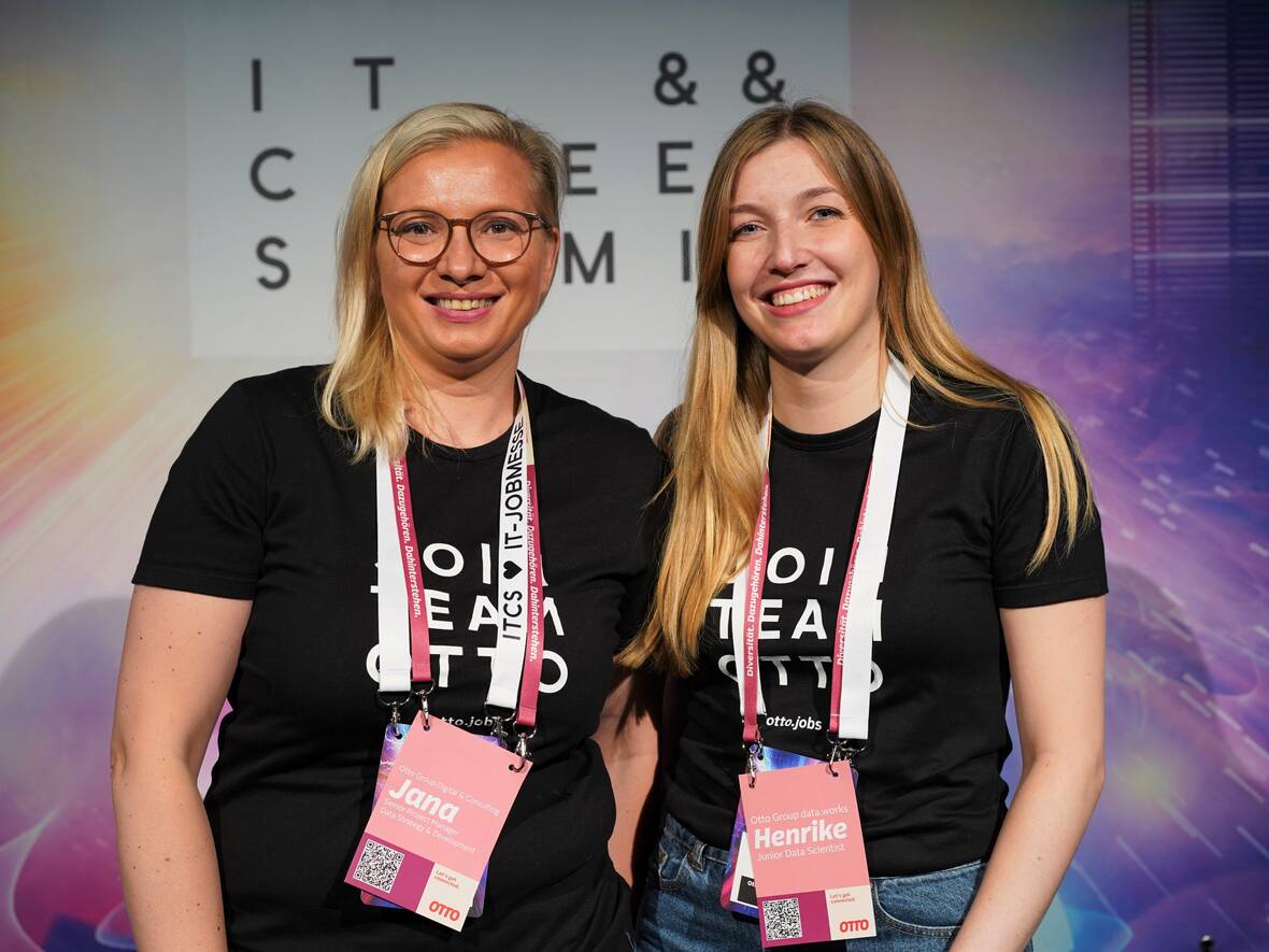 Jana und Henrike auf der Women in Tech Bühne.