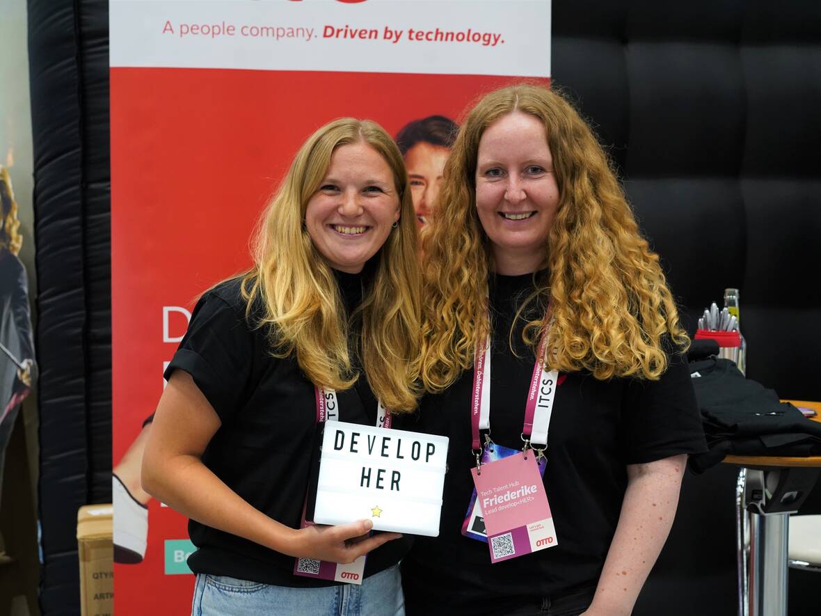 Unsere Kolleginnen am Messestand der develop<HER>.