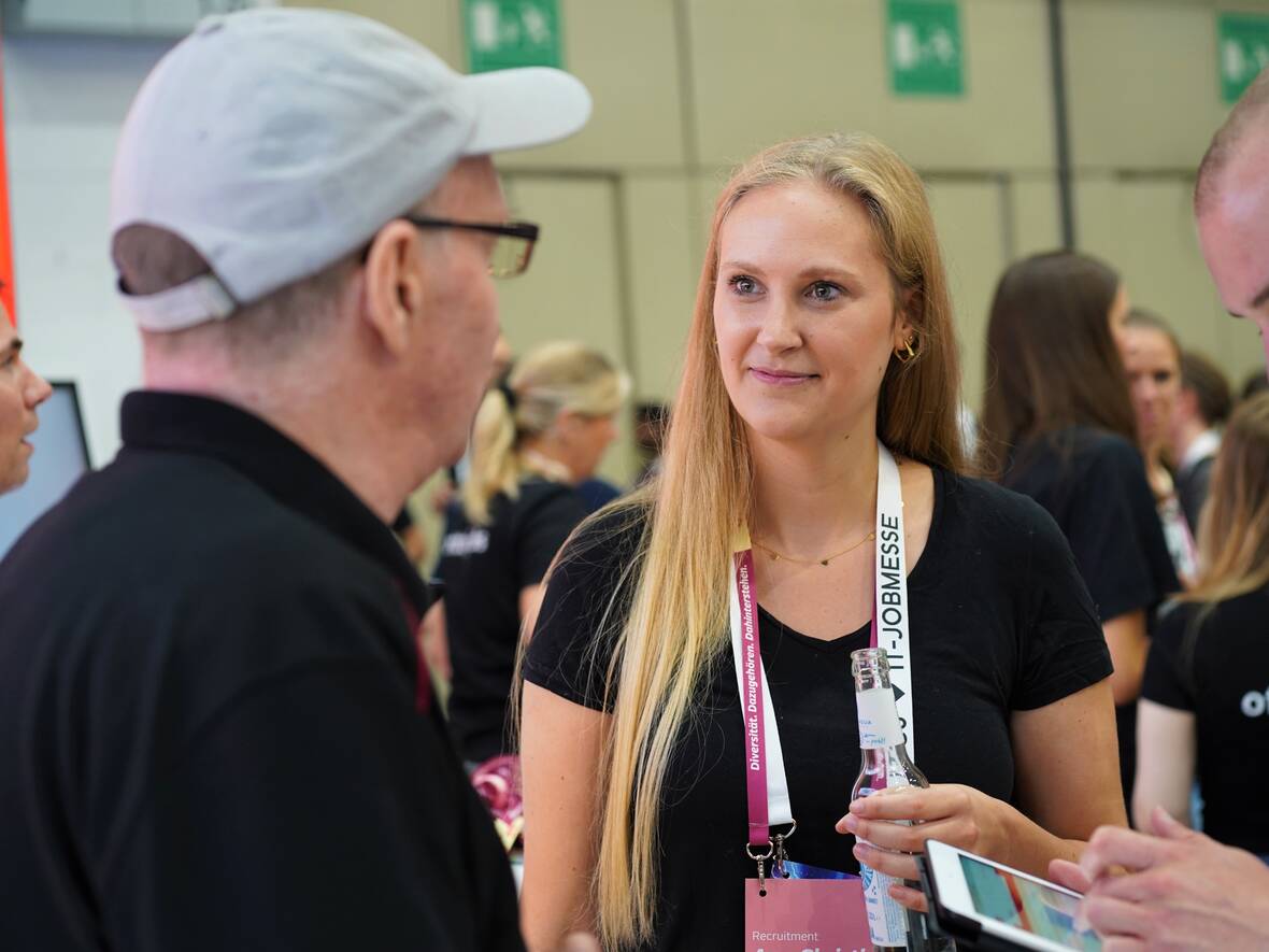 Unsere Kollegin Ann-Christin im Gespräch. 