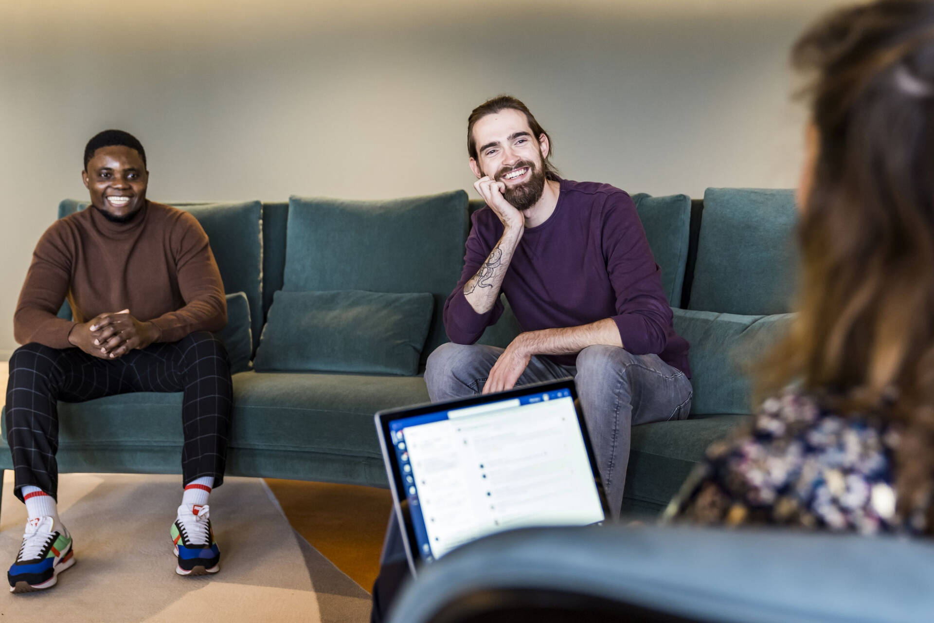 Especially at the beginning of your career, it can help to make a wide variety of contacts. At OTTO, there are many networks that can help you grow in individual areas of expertise or personally, such as Plan F, the network for women in business, or the agile groupies, which together use methods and sessions to equip themselves for a complex working world.    