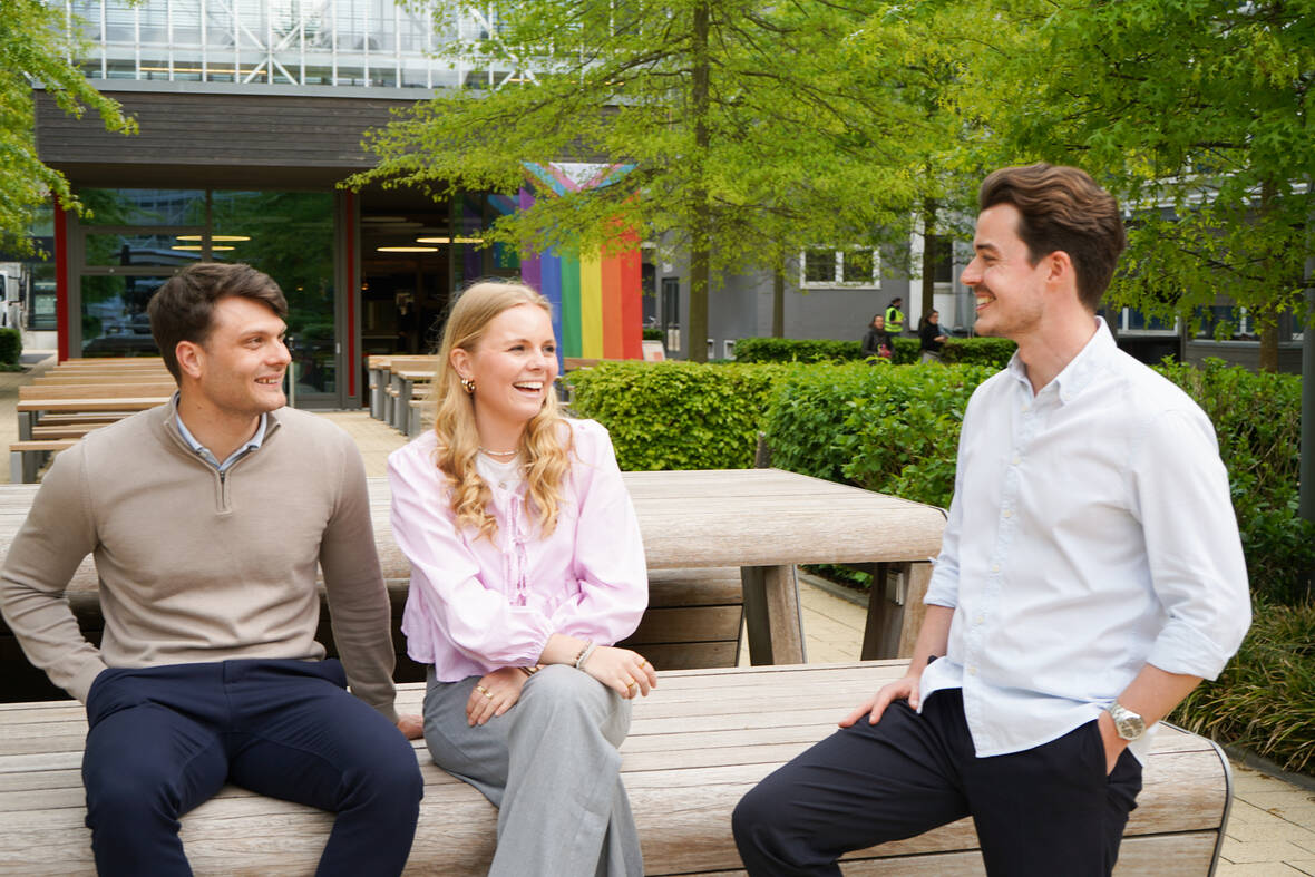 At OTTO, there are many ways to combine work and private life. In order to make it easier to combine work and family life, OTTO has joined the Hamburg Fathers' Network. This free network offers lectures on parenting topics and an exchange platform especially for fathers.
