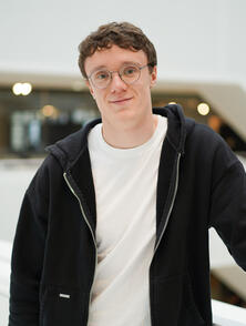  AI assistant: From Vector Databases to Multimodal Agents
